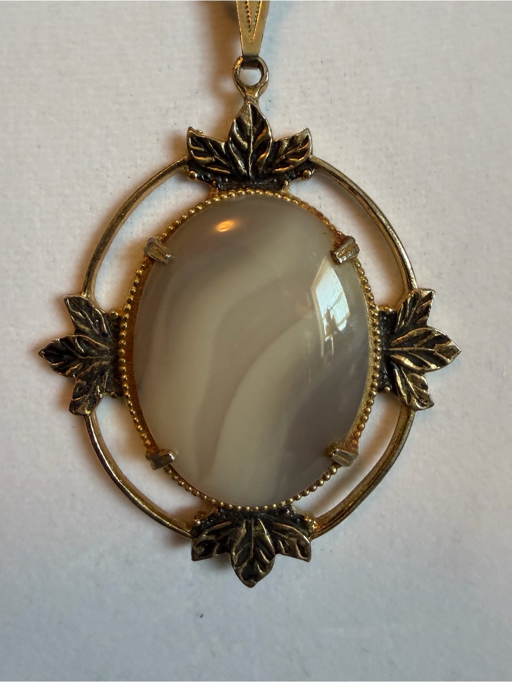 Vintage-Inspired Gold Tone Agate Pendant Necklace - Brown Agate